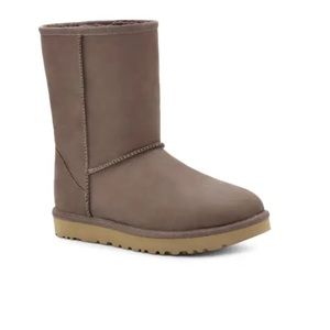 UGG Classic Short Leather Boots Size 8 Brand New/Never Worn